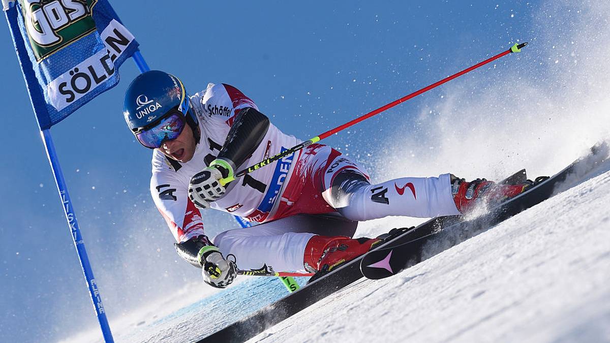 PLATZ 11 - BENJAMIN RAICH (ÖSTERREICH): Benni Raich hatte eine traumhafte Ski-Karriere. Zu Beginn des 21. Jahrhunderts dominierte er die technischen Disziplinen nach Belieben, holte sich dreimal die Slalom- sowie die Riesenslalomkugel und gewann 2005/06 den Gesamtweltcup. Raich fuhr in jeder Disziplin - außer Abfahrt - auf den ersten Platz. Insgesamt stand er 94 Mal bei Weltcups auf dem Stockerl, 37 Mal fuhr er zum Sieg. Er ist damit der dritterfolgreichste ÖSV-Athlet
