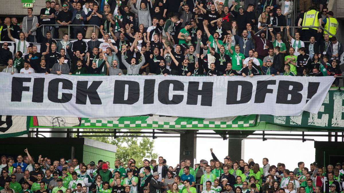 Die Fans in der VW-Arena beschäftigen sich mit anderen Themen. Sie haben eine klare Nachricht an den DFB. Grund dafür ist die Zerstückelung des Spieltags