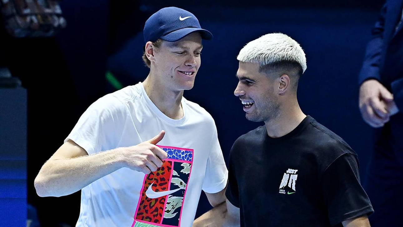 Jannik Sinner (l.) und Carlos Alcaraz (r.) treffen im Finale aufeinander