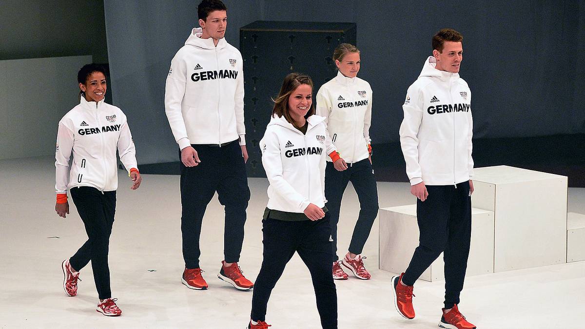 Olympia-Teilnehmer wie Fußballerin Melanie Leupolz (M.) und Handballer Christian Dissinger (2.v.l.) zeigten als Models das Outfit für die Spiele