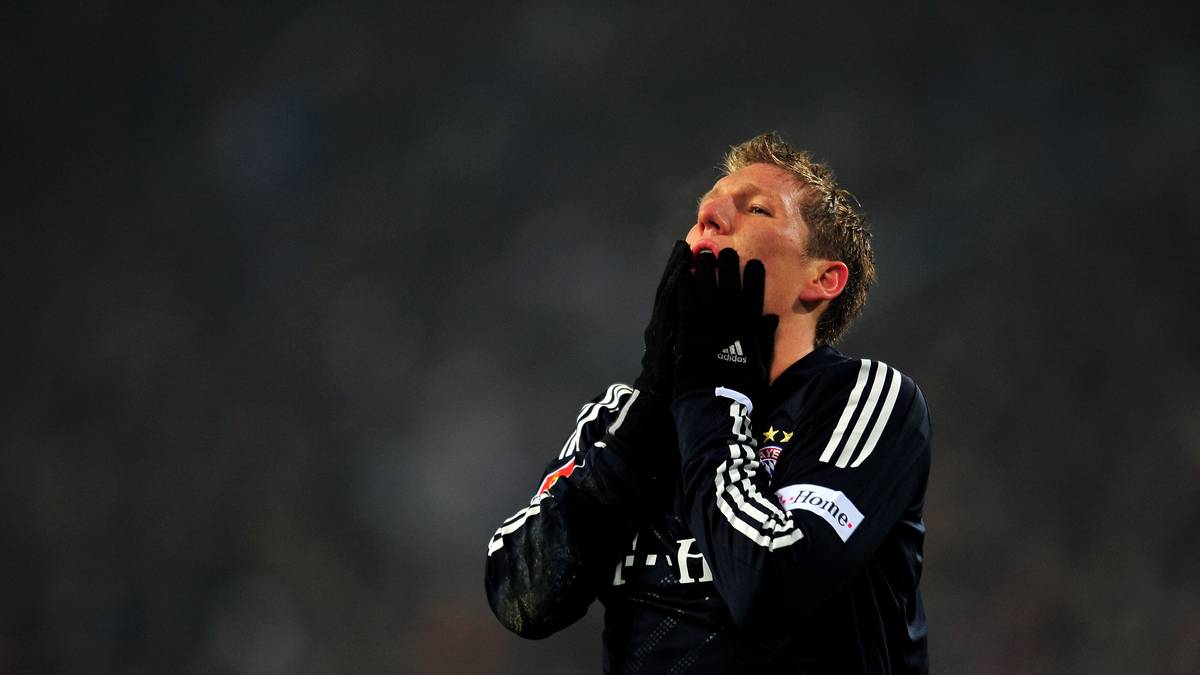 2009 erleidet Schweinsteiger einen Meniskuseinriss im Knie. Im Sommer wird er operiert, um die Gelenkscheibe zu glätten