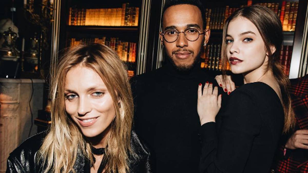 Apropos Paris: Hamilton mit den beiden Topmodels Anja Rubik (l.) und Barbara Palvin, die er während der Pariser Fashion Week ganz vertraulich in den Arm nimmt