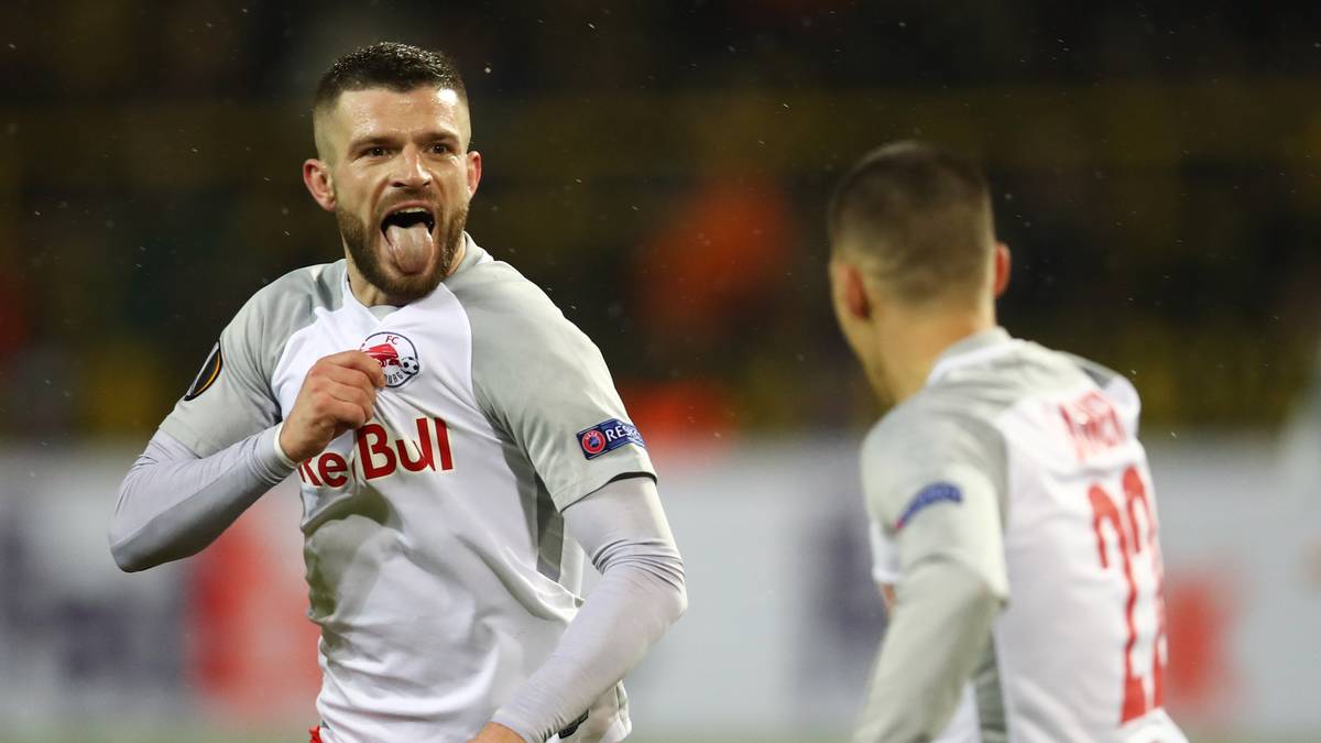 Doch es kommt noch schlimmer für den BVB. In der 56. Minute schnürt Berisha das Doppelpack, als er auf Vorlage von Lainer den Ball wuchtig unter die Latte nagelt. Der  Außenseiter führt 2:0