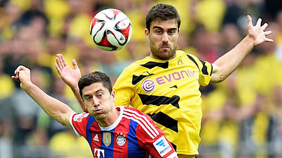 Beispiel gefällig? Bitte sehr! Nur eine der vielen Szenen, in der sich Sokratis (r.) gegen den polnischen Superstürmer behauptet. Er kennt ihn, seine Wendigkeit, seine Finten bestens aus den vielen gemeinsamen Trainingseinheiten beim BVB. Entsprechend gut zeigt sich der Grieche auf das Spiel des Mittelstürmers eingestellt. Eine sehr gute Leistung, schließlich geht es für ihn um einen Stammplatz in der hochkarätig besetzten Dortmunder Innenverteidigung