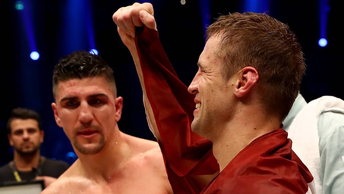 Marco Huck (l.) muss eine weitere heftige Niederlage in seiner Boxkarriere einstecken. Der 32-Jährige verliert den Kampf gegen Mairis Briedis um den WBC-Titel im Cruisergewicht klar nach Punkten. SPORT1 zeigt die besten Bilder des Fights