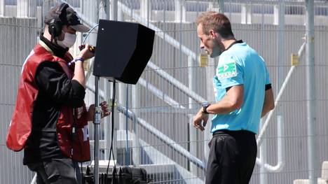 Durch einen umstrittenen Handelfmeter in der Nachspielzeit hat der VfB Stuttgart am Sonntag einen bitteren Rückschlag im Aufstiegsrennen der 2. Bundesliga kassiert. 