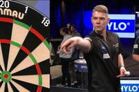 Nico Kurz feiert auf seiner Mission "Comeback in den Ally Pally" einen ersten Achtungserfolg. In der HYLO PDC Europe Super League zeigt er gegen Marcel Hausotter das Selbstvertrauen wieder, das ihm fast bei der WM einen legendären Moment bescherte. 