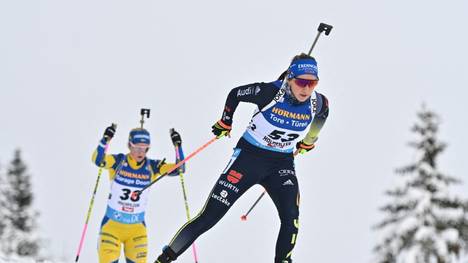 Franziska Preuss (r.) verpasst den Sprint in Annecy