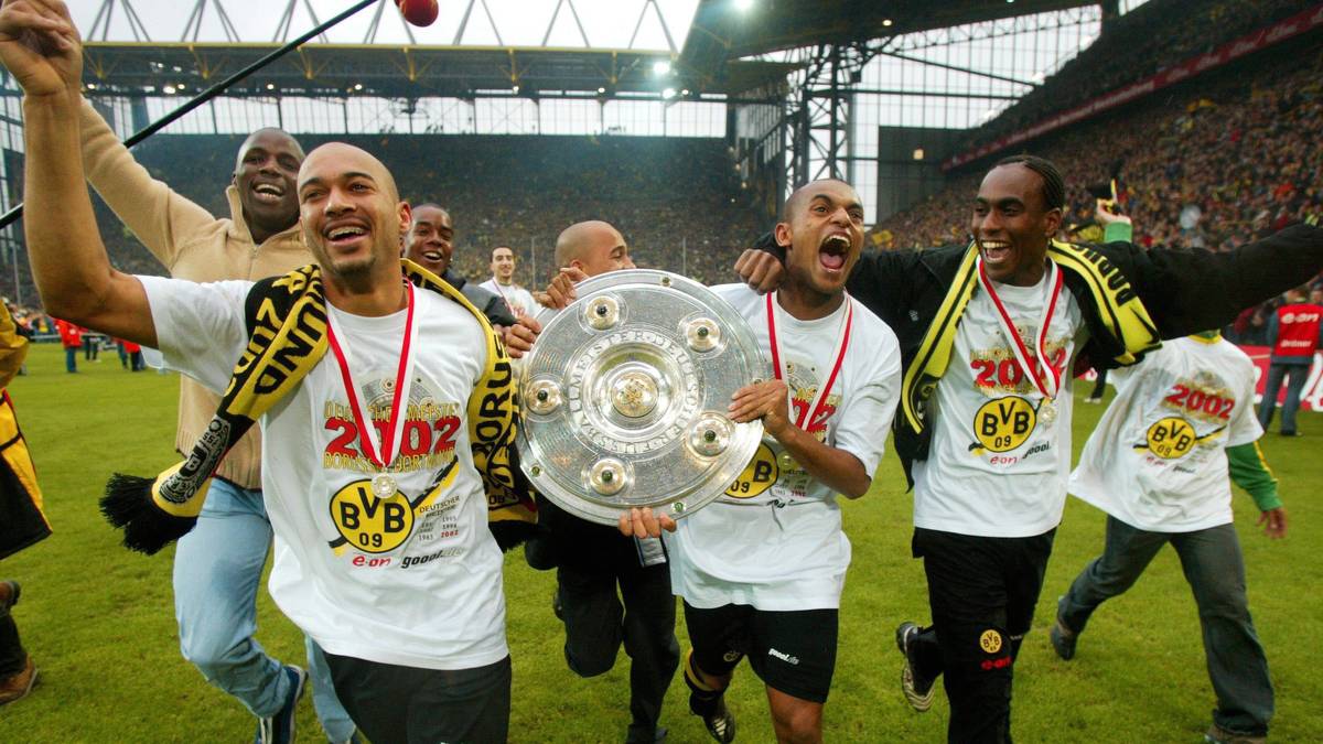 Doch Dortmund schnappt sich den Titel an Spieltag 34 mit einem Sieg gegen Bremen. "Es war der schönste Tag in meiner Spielerkarriere, der absolute Höhepunkt", sagt Dede - wohl auch, weil er die Vorlage zum Siegtreffer der Schwarz-Gelben liefert