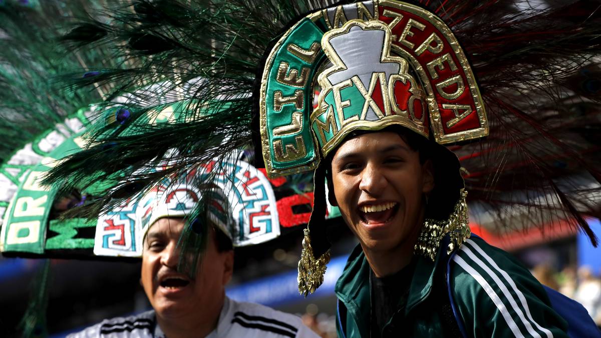 Auffällig viele Mexikaner haben den weiten Weg nach Russland auf sich genommen. Aber wie haben diese Fans ihre aufwendige Kopfbedeckung in den Koffer bekommen?