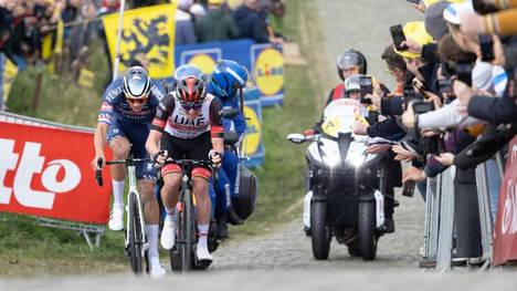 Mathieu van der Poel (l.) gewann die Flandern-Rundfahrt