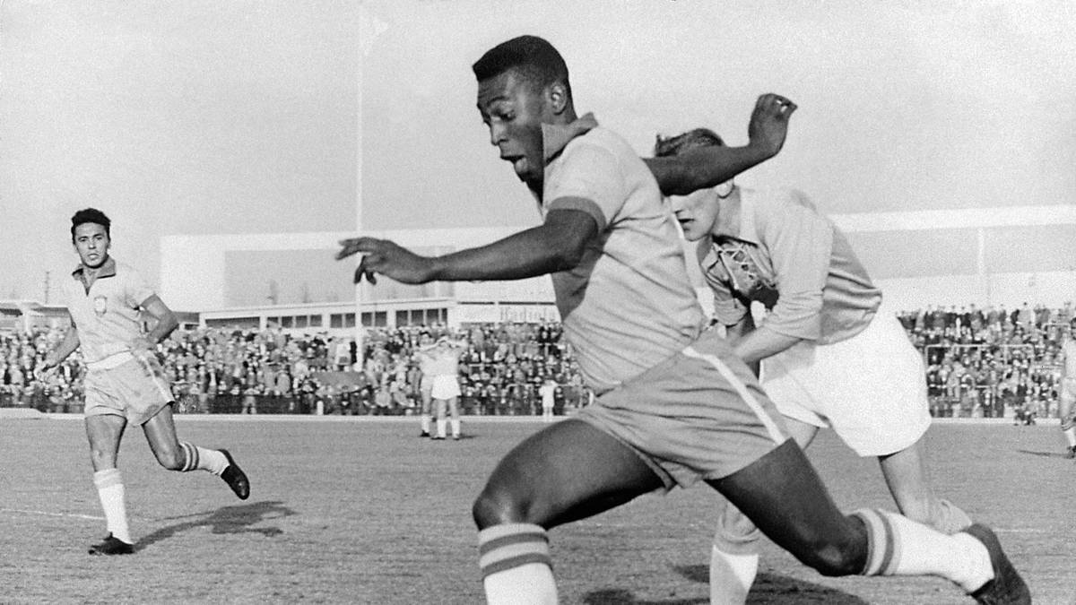PELE: Bevor er zur Ikone des Feldfußballs aufstieg, wirbelte der Brasilianer in der Halle. Sein Motto: "Beim Futsal muss man schnell denken und spielen können." Attribute, die ihm später zu Weltruhm verhalfen
