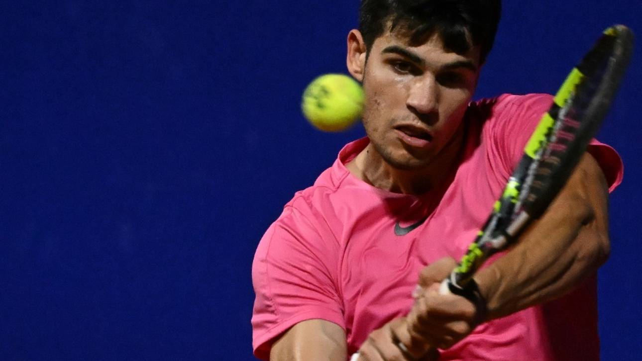 Alcaraz feiert Sieg bei Comeback