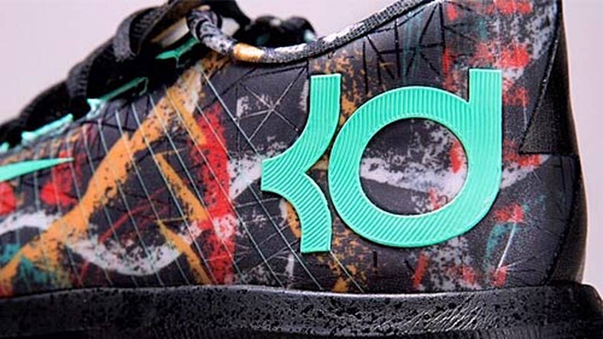 Nike verlängert den Vertrag mit Durant und darf seine Schuhe auch in den kommenden zehn Jahren mit den Initialen "KD" verzieren. Der Deal garantiert dem Warriors-Star satte 300 Millionen Dollar