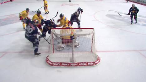 Der EHC Red Bull München und die Düsseldorfer EG liefern einen spektakulären Start in die neue DEL-Saison. Der Meister legt früh vor, aber die Gäste kontern - bis ein kurioses Tor die Entscheidung einleitet.