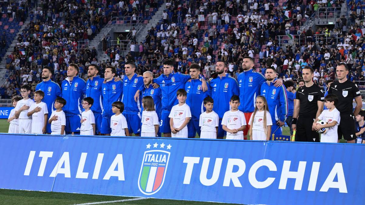 Italien: "Gli Azzurri" (die Blauen). Bisweilen auch "La Nazionale" oder "Squadra Azzurra" (die blaue Mannschaft)
