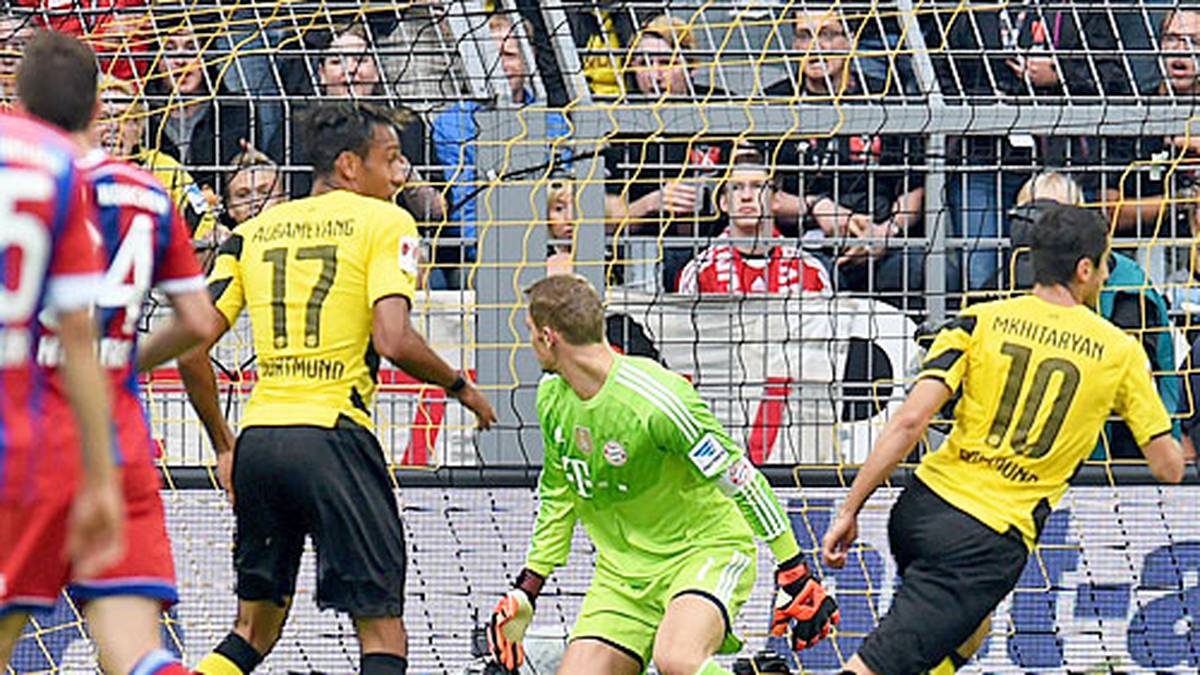 Der BVB spielt in der ersten Halbzeit forscher, mutiger und mit viel Dampf nach vorne. Immer wieder versucht es die Borussia aus der Distanz. Zugang Matthias Ginter, einst Freiburg, prüft Bayern-Keeper Manuel Neuer per Kopf. Doch nach 23 Minuten ist es soweit: Henrikh Mkhitaryan (r.) trifft mit einem satten Volleyschuss aus etwas zwölf Metern zum 1:0. Der Armenier geht in den Sechzehner, wird geblockt, doch im zweiten Versuch schlägt der Ball im Tor ein