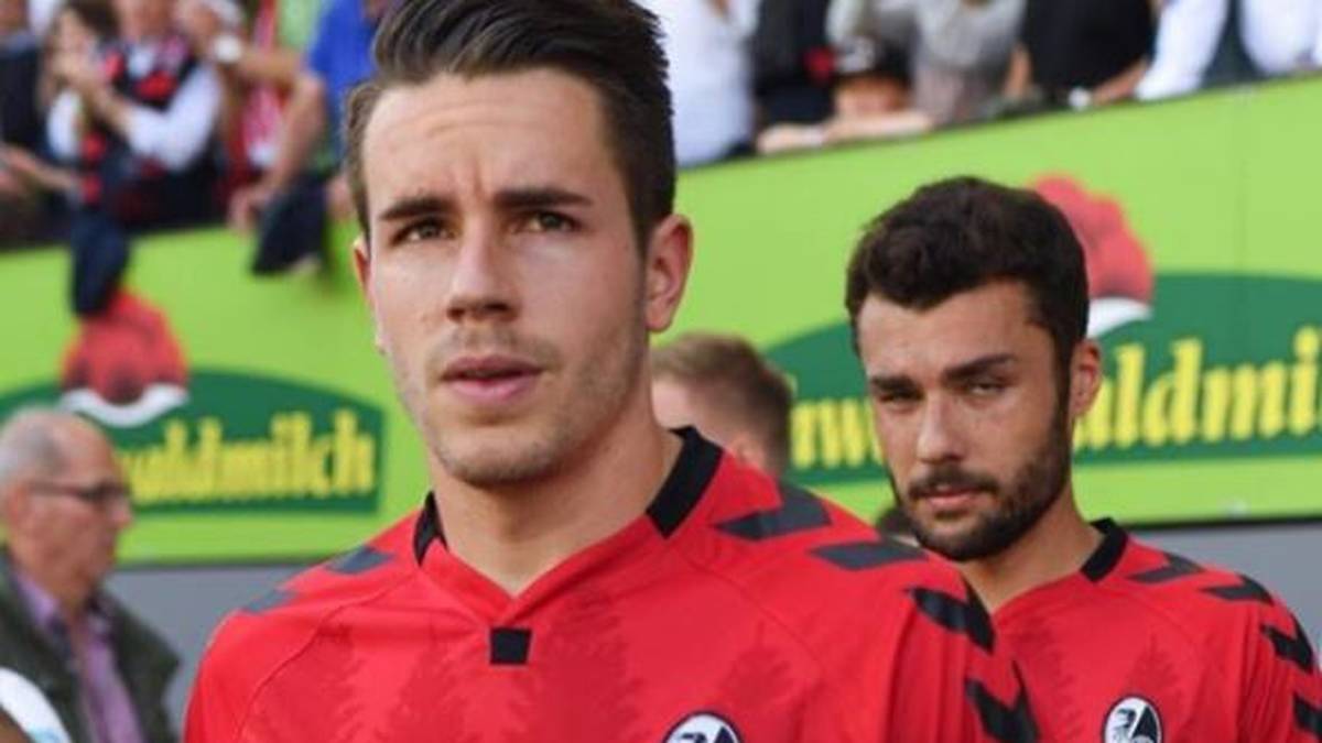 SC FREIBURG: Freiburg präsentierte sein neues Trikot bereits im letzten Heimspiel der abgelaufenen Saison. In gewohntem Rot, aber mit leicht verändertem Kragen gehen die Breisgauer in die neue Spielzeit