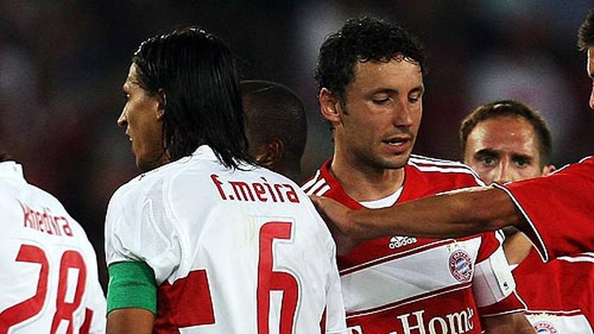  Für einen Griff in den Genitalbereich Fernando Meiras im Ligapokalspiel gegen den VfB Stuttgart im Juli 2007 wurde der holländische Nationalspieler dagegen für drei Spiele gesperrt