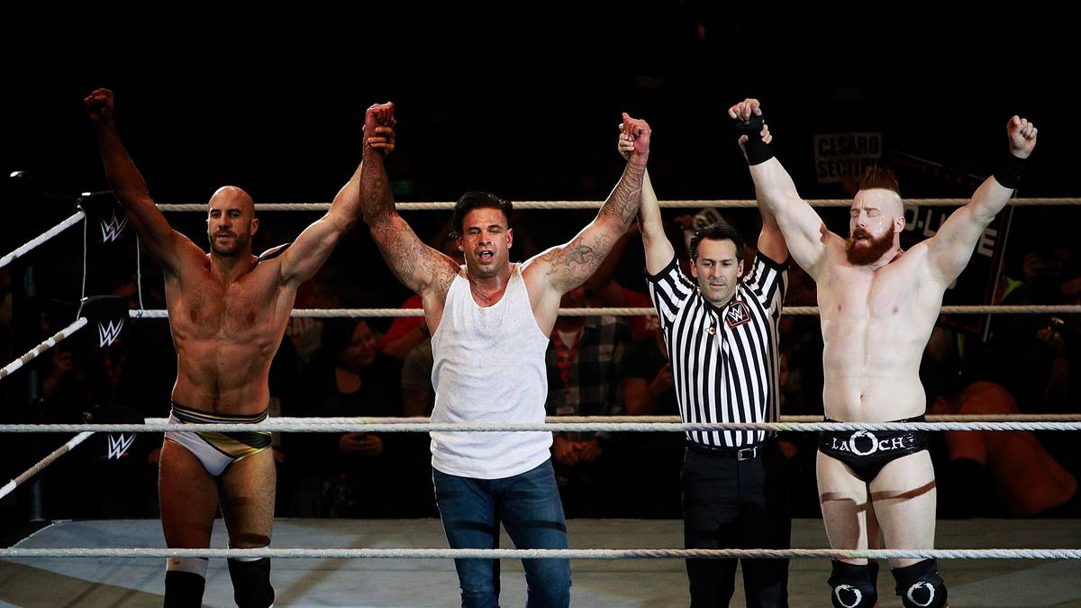 Tim Wiese besiegte bei WWE zusammen mit Cesaro (l.) und Sheamus die Colons und Bo Dallas