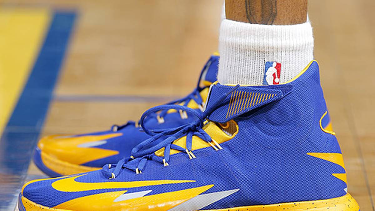 Dieser Mann identifiziert sich mit seinem Arbeitgeber. Andre Iguodala trägt die Farben der Golden State Warriors auf seinen Schuhen