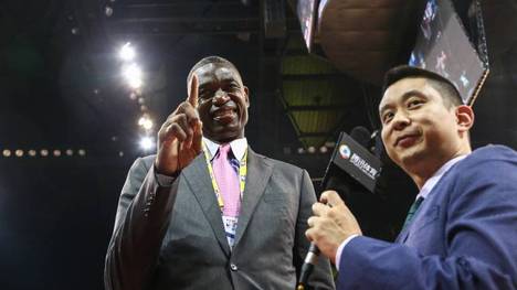 SHENZHEN, CHINA - OCTOBER 8: Former NBA Basketball Herren USA Player Dikembe Mutombo receives an interview during the game between the Philadelphia 76ers and the Dallas Mavericks as part of the 2018 NBA China Games at the Shenzhen Universiade Sports Centre on October 8, 2018 in Shenzhen, Guangdong Province of China. PUBLICATIONxINxGERxSUIxAUTxHUNxONLY Copyright: xVCGx CFP111171048103 PUBLICATIONxNOTxINxCHN