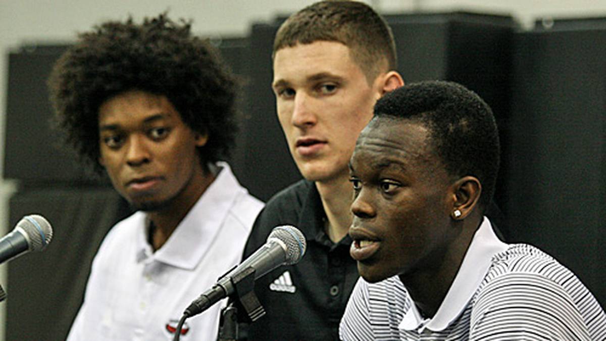 Noch etwas verschüchtert stellt sich Schröder den US-Journalisten vor. Neben ihm sitzen mit Lucas Noguiera (l.) und Mike Muscala zwei weitere Picks der Hawks