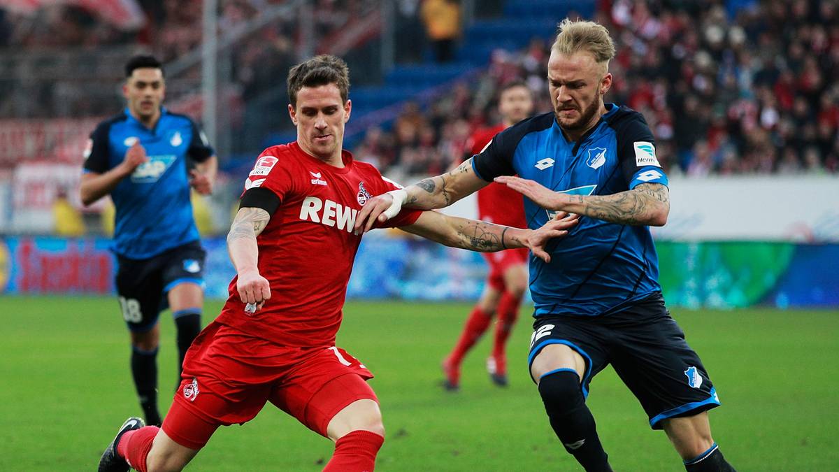 In Sinsheim drängt Köln gegen Hoffenheim auf den Ausgleich. Simon Zoller (l.) setzt sich gegen seinen ehemaligen Kölner Teamkollegen Kevin Vogt durch, schießt aber links am Tor vorbei