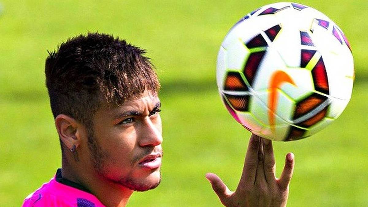 Im September 2014 züchtet sich Neymar seinen langen Pony schon langsam heran