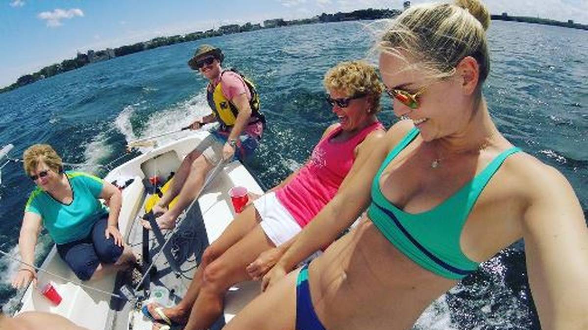 Wintersport-Ass auf hoher See: Lindsey Vonn legt sich bei diesem Segeltörn wirklich mächtig ins Zeug. 