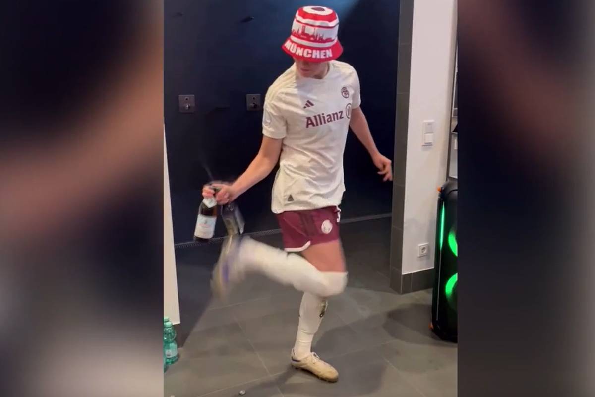 Die FC Bayern Frauen feiern den Einzug ins DFB-Pokal-Finale standesgemäß: Sydney Lohmann öffnet während der Kabinenparty die Bierflasche sehenswert per Hackentrick.