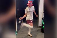 Die FC Bayern Frauen feiern den Einzug ins DFB-Pokal-Finale standesgemäß: Sydney Lohmann öffnet während der Kabinenparty die Bierflasche sehenswert per Hackentrick.