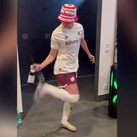 Kabinenparty! Bayern-Star öffnet Bierflasche mit Hackentrick