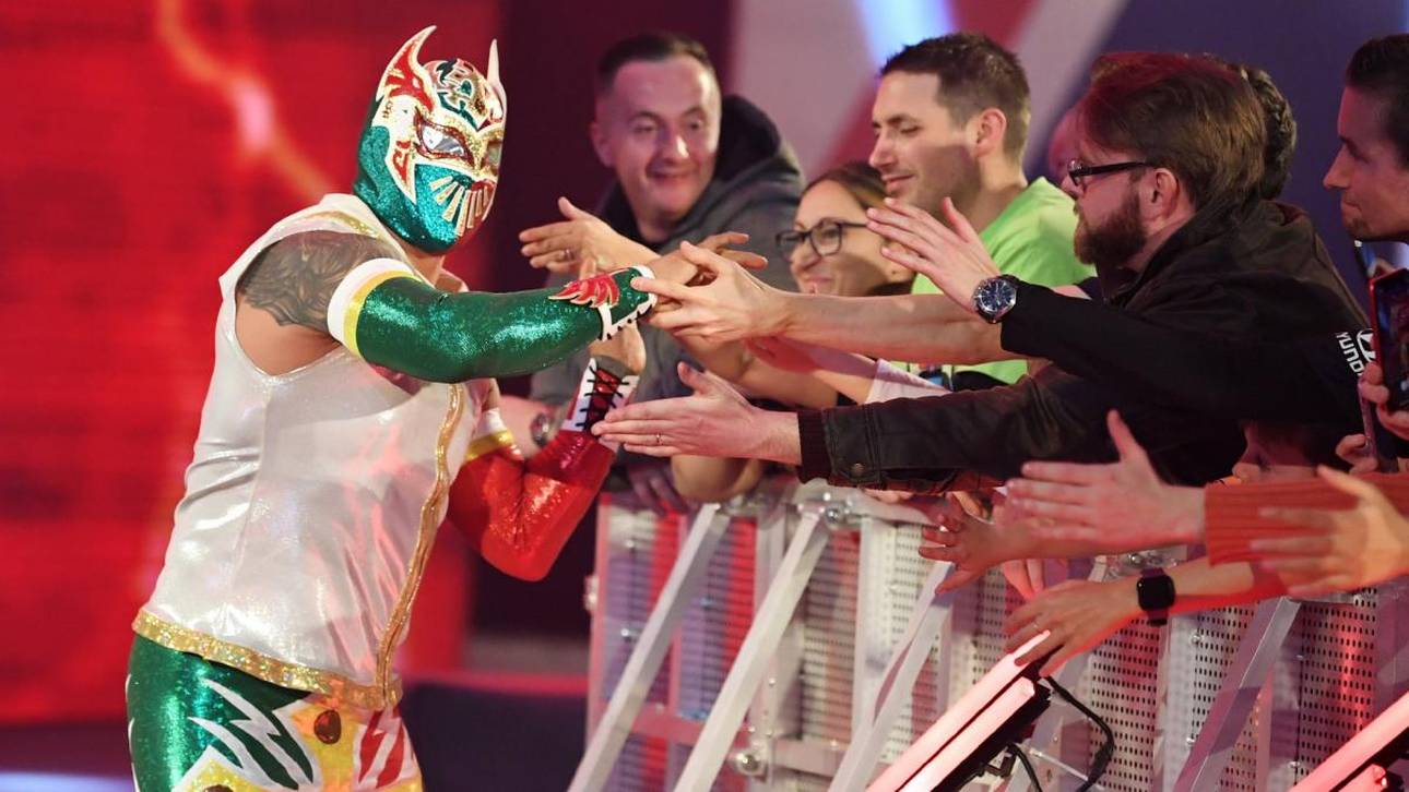 WWE-Maskenmann fordert Entlassung