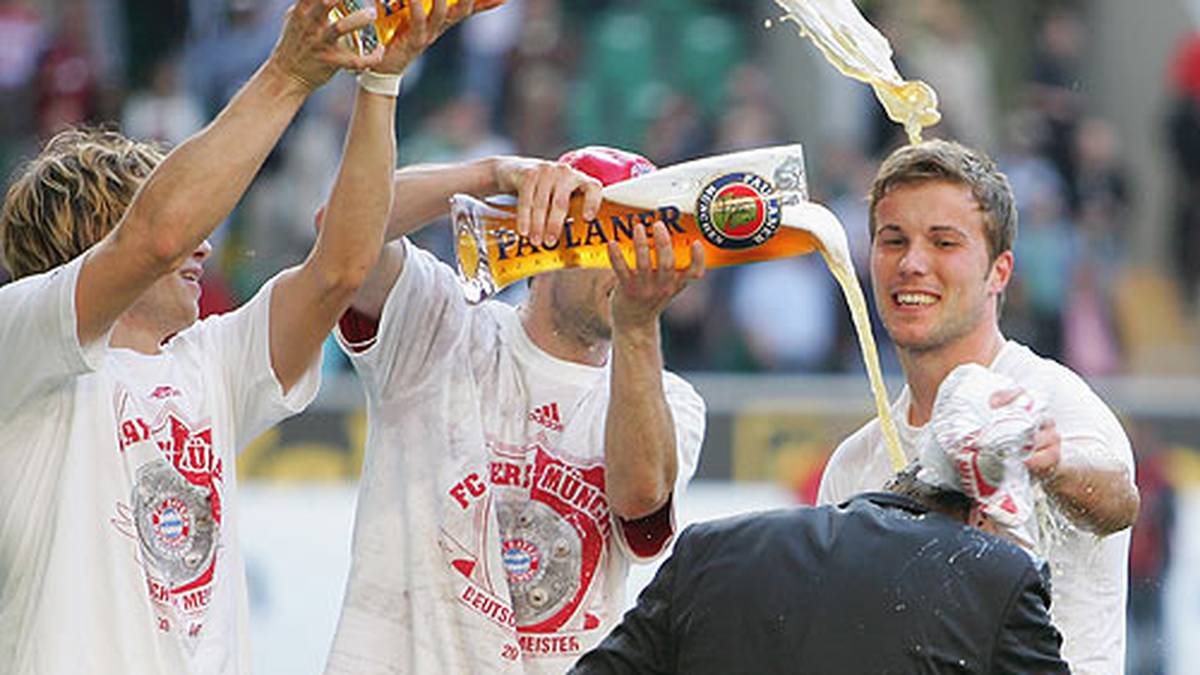 Mit der Rückkehr von Ottmar Hitzfeld nach München fanden van Bommel (M.) und Co. in der Saison 2007/2008 in die Erfolgsspur zurück und holten national das Double aus Meisterschaft und Pokalsieg. Im UEFA-Cup kam gegen den späteren Sieger Zenit St. Petersburg im Halbfinale das Aus