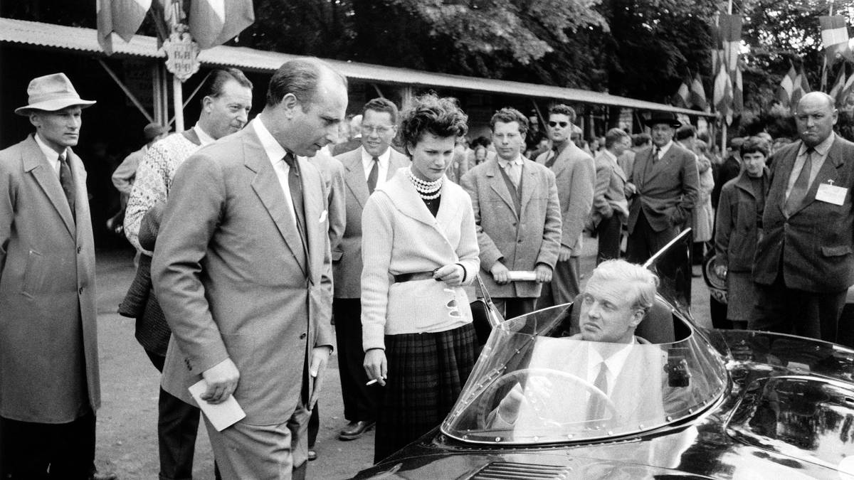 1955 gehen die 24 Stunden von Le Mans in ihre 23. Auflage. Vor dem Rennen ist die Vorfreude groß. Auch Formel-1-Legende Juan Manuel Fangio (links neben dem Auto) ist im Daimler am Start