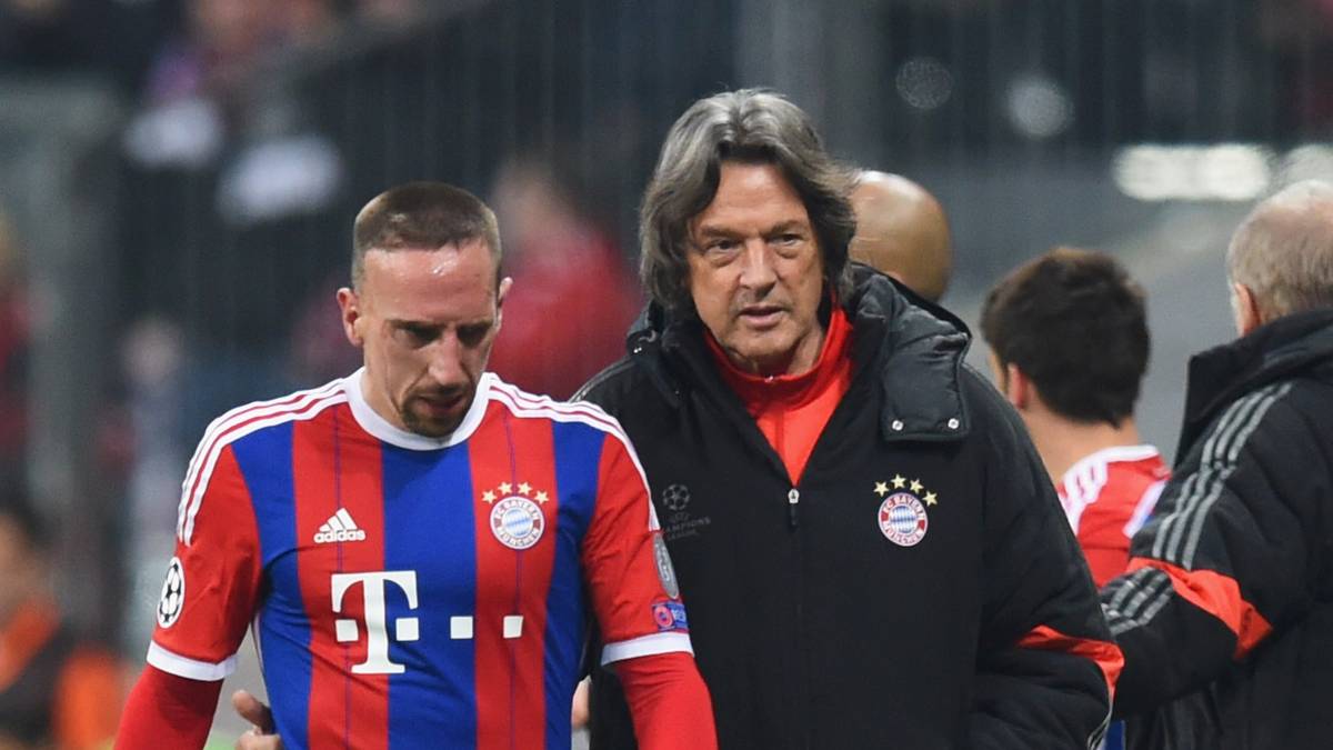 Wenig später muss auch Franck Ribery verletzt raus. Er wird von Bayern-Arzt Dr. Müller-Wohlfahrt eskortiert