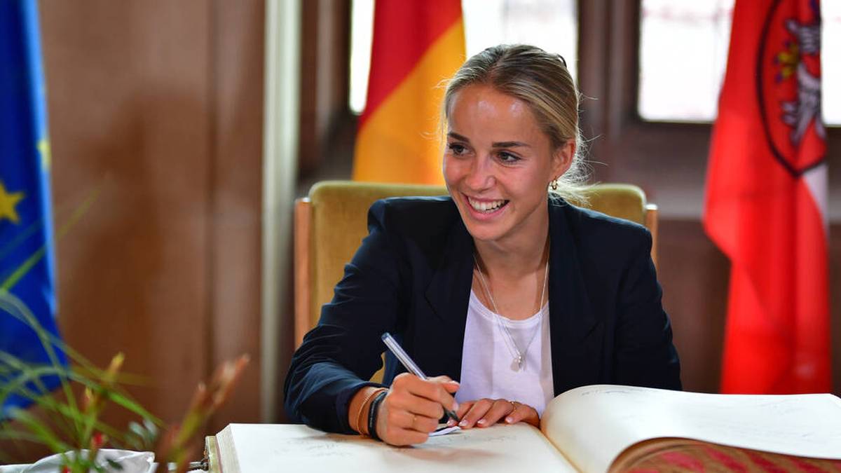 Im Mai 2025 erschien ihr Buch „Write your own story: Mein Weg vom Bolzplatz in die Weltspitze“. Parallel zu ihrer Karriere studiert Gwinn Sportmanagement und interessiert sich für Mode und Tiere.