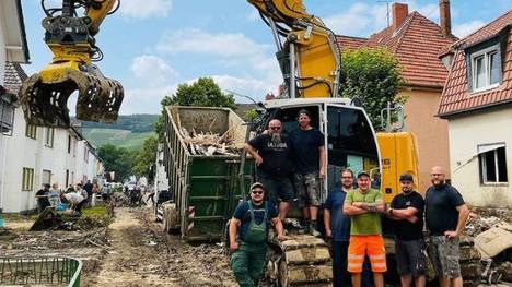 Roman Weidenfeller (auf dem Bagger stehend, r.) engagierte sich nach der Flutkatastrophe