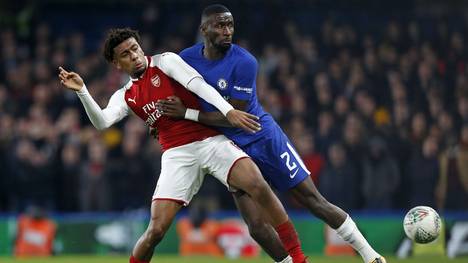 Der FC Arsenal  (l.: Alex Iwobi) und der FC Chelsea (r.: Antonio Rüdiger) spielen um den Finaleinzug