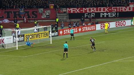 Was ein Pokal-Krimi in Franken! Der 1. FC Nürnberg schafft in der Nachspielzeit noch den Ausgleich gegen Fortuna Düsseldorf und kann sich dann im Elfmeterschießen durchsetzen.