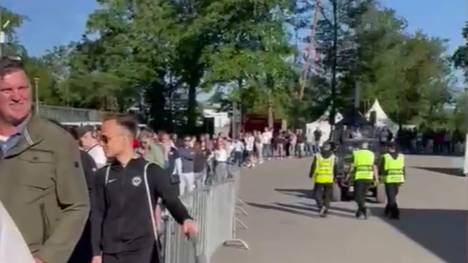 Eintracht Frankfurt steht nach fünf Jahren wieder im Finale um den DFB-Pokal und hat zu diesem Anlass ein Sondertrikot angefertigt. Beim Verkaufsstart rannten die Fans regelrecht die Fanshops ein.