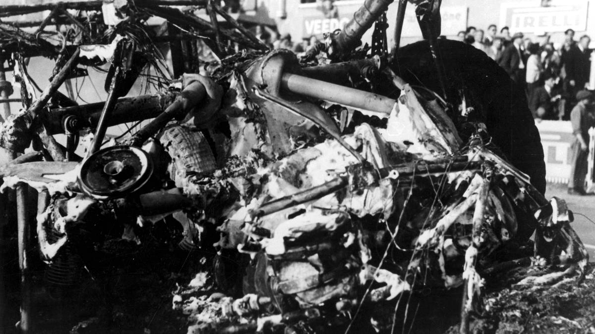 Das völlig ausgebrannte Wrack des Unglücksfahrzeugs. Der Unfall von Le Mans 1955 ist noch heute das schlimmste Unglück der Motorsportgeschichte