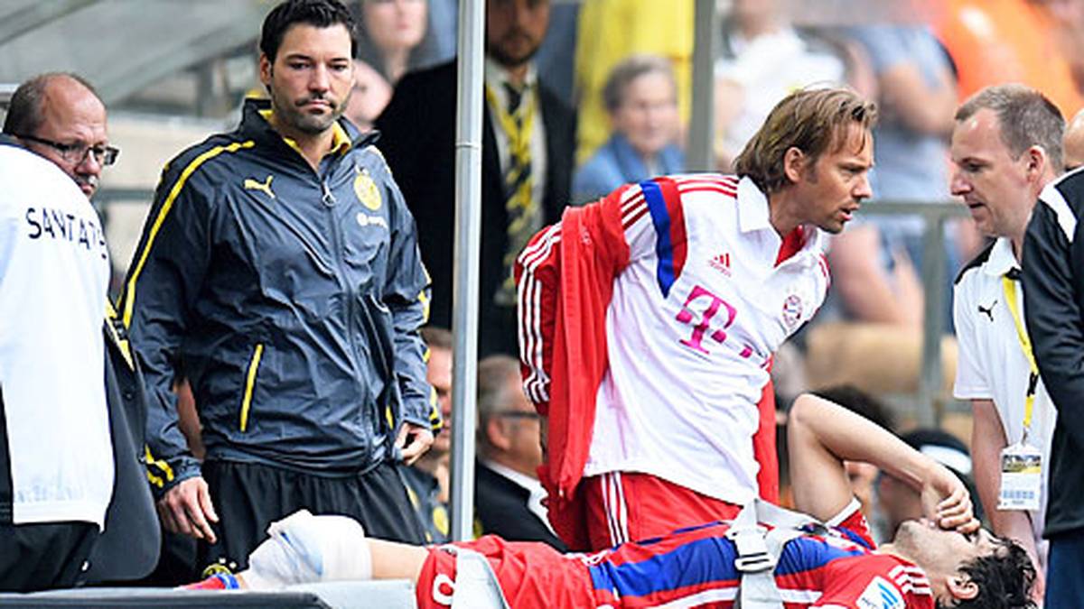 Schon da wissen alle, die zum FC Bayern halten: Das sieht nicht gut aus! Ganz offensichtlich ist es eine Knieverletzung. Sportvorstand Matthias Sammer sagt in der Halbzeitpause dem "ZDF", dass es "sehr schlecht aussieht" und möglicherweise ein Kreuzbandriss sei. Das haben sich die Bayern wahrlich anders vorgestellt. Supercup mit Testspielcharakter und dann solch' eine Verletzung bei einem der Leistungsträger aus der Bayern-Abwehr