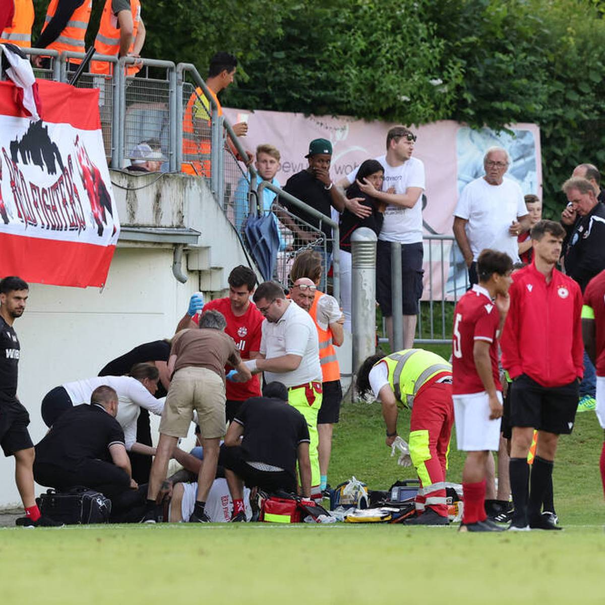 Bei einem Testspiel von RB Salzburg ist es zu tragischen Unfall gekommen. Ein Zuschauer musste mit einem Hubschrauber ins Krankenhaus gebracht haben.