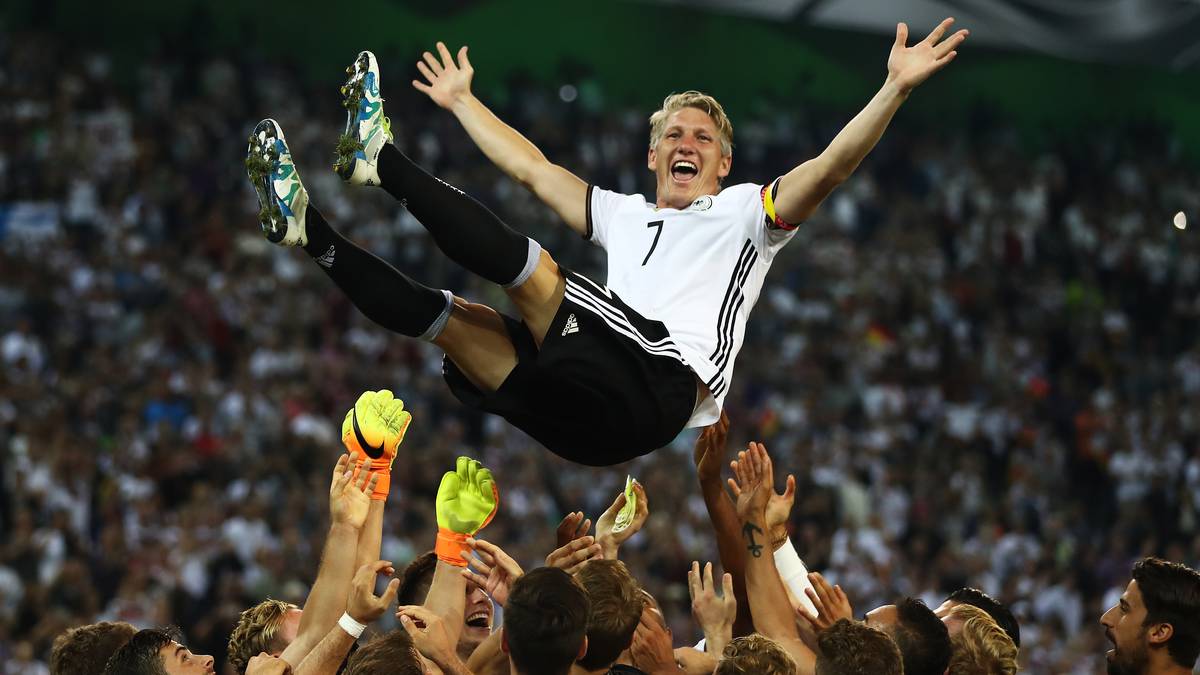 Ein letztes Hurra ist ihm allerdings noch vergönnt: Beim Freundschaftsspiel gegen Finnland in Mönchengladbach führt er Deutschland noch einmal als Kapitän aufs Feld - sein 121. und letztes Länderspiel. Bei der Auswechslung kurz vor Schluss kommen die Tränen