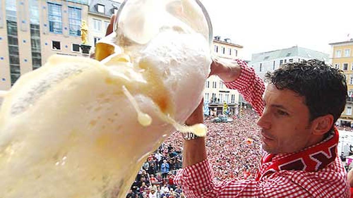 Nach Startschwierigkeiten holte van Gaal gleich im ersten Jahr das Double. Die Meisterfeier war ausgelassen. Van Bommel ließ es richtig krachen. Doch wer ist sein "Bier-Opfer"?