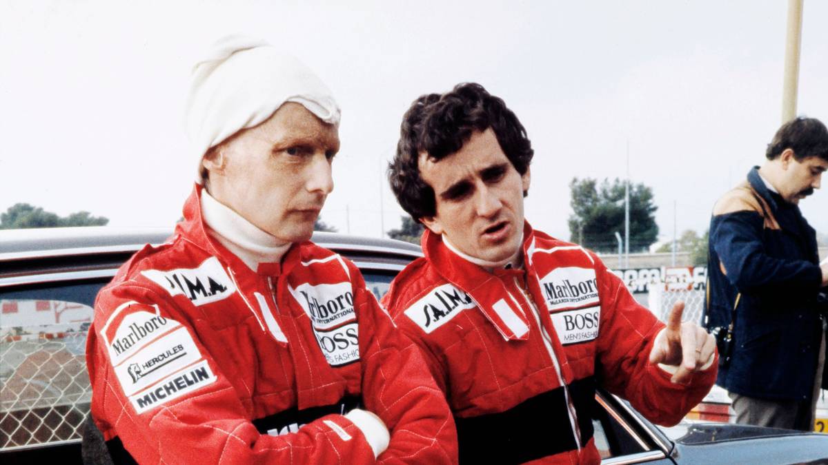 Hinter Sieger JOHN WATSON, der als einziger späterer Rennsieger mehr als 20 Plätze in einem Rennen aufholt, fährt NIKI LAUDA (l., mit Alain Prost) auf den zweiten Platz. Kurios: Der Doppelsieg ist der erste für McLaren seit 15 Jahren, zuletzt war dies nur in Kanada 1968 gelungen