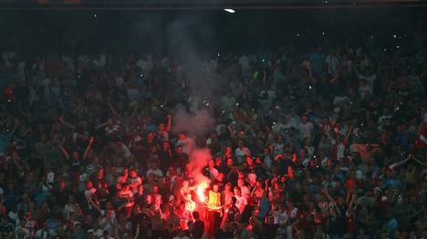 Fans von Feyenoord Rotterdam hantieren mit Pyro