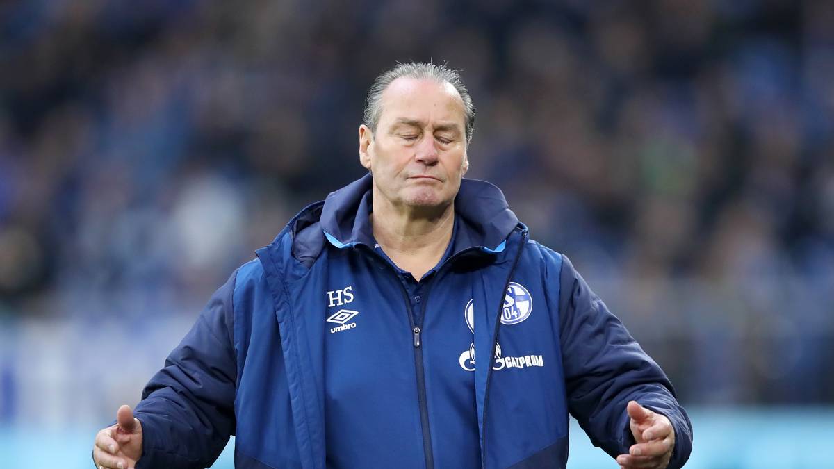 HUUB STEVENS: Frisch wieder zurück auf einer Bundesliga-Trainerbank ist Huub Stevens, der seit dem 14.03.2019 als Interimscoach bei Schalke fungiert. Die zum Jahrhundert-Trainer gekürte Klublegende war schon von 1996 bis 2002 und 2011 bis 2012 für Schalke verantwortlich und gewann 1997 den UEFA-Cup